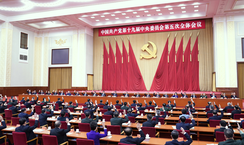 中国共产党第十九届中央委员会第五次全体会议，于2020年10月26日至29日在北京举行。中央政治局主持会议。新华社记者 殷博古 摄